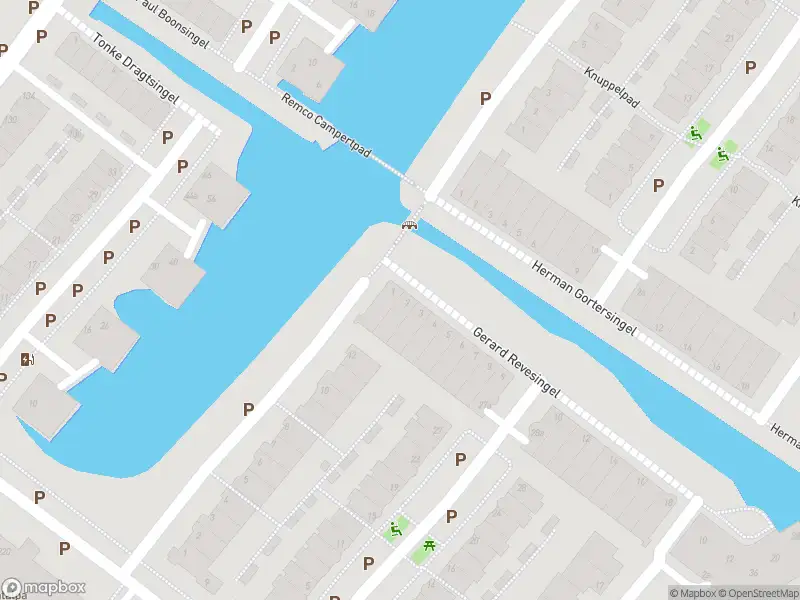 Ambulance naar de Gerard Revesingel in Voorschoten