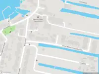 Ambulance met grote spoed naar de Prins Willem-Alexanderlaan in Kaag