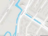 Ambulance met grote spoed naar de Van Eesterensingel in Alblasserdam