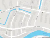 Ambulance met grote spoed naar de Seizoenenhof in Amsterdam