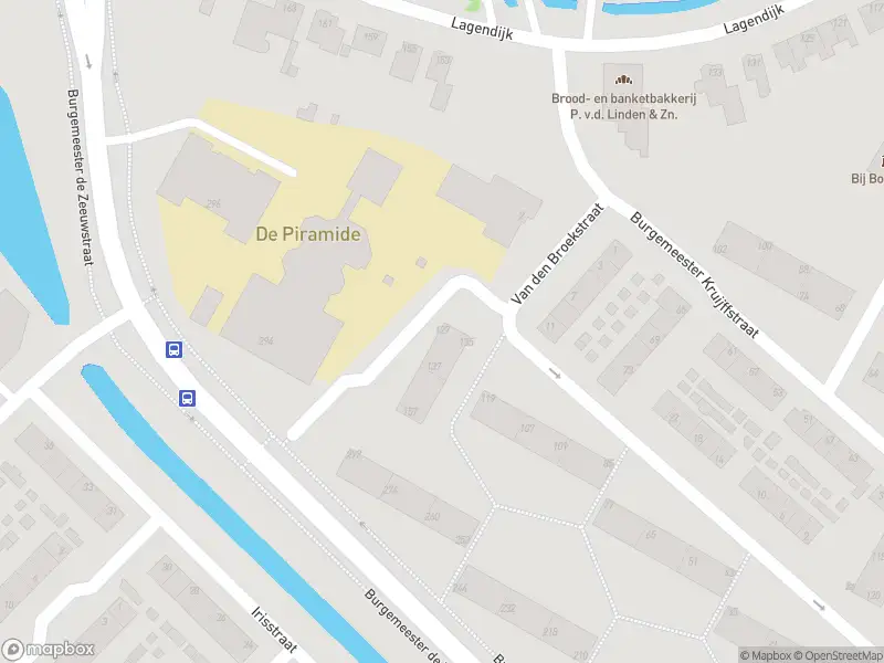 Ambulance met gepaste spoed naar de Burgemeester Crezéestraat in Ridderkerk