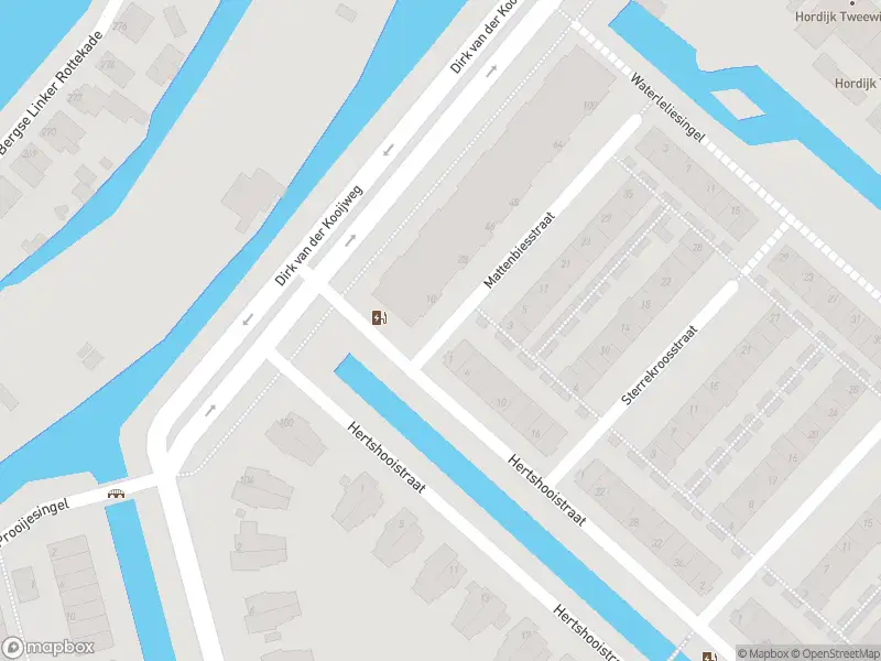 Ambulance met grote spoed naar de Mattenbiesstraat in Rotterdam