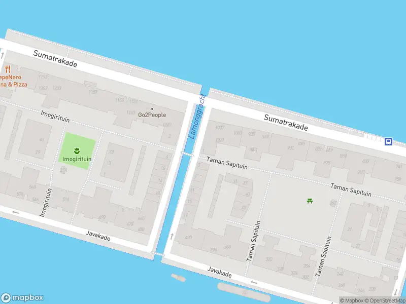 Ambulance met gepaste spoed naar de Sumatrakade in Amsterdam