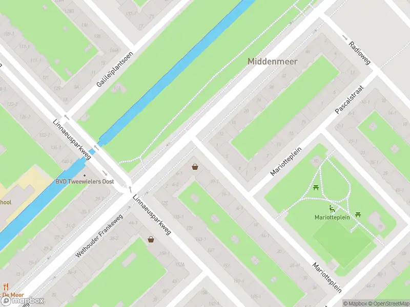 Ambulance met grote spoed naar de Buys Ballotstraat in Amsterdam