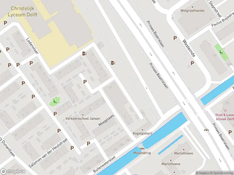 Ambulance met grote spoed naar de Drooghuisstraat in Delft