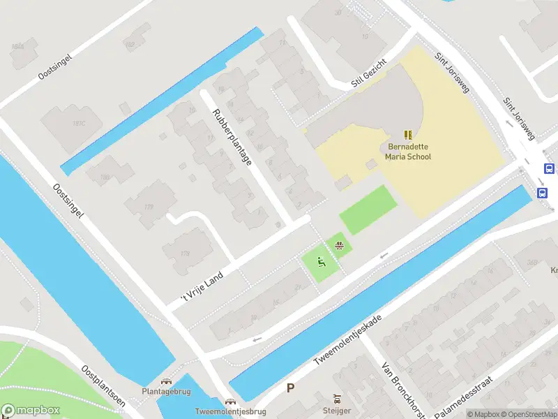 Ambulance met grote spoed naar de Rubberplantage in Delft