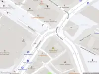 Ambulance met grote spoed naar de Waterlooplein in Amsterdam