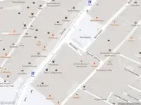 Ambulance met gepaste spoed naar de Beursplein in Amsterdam