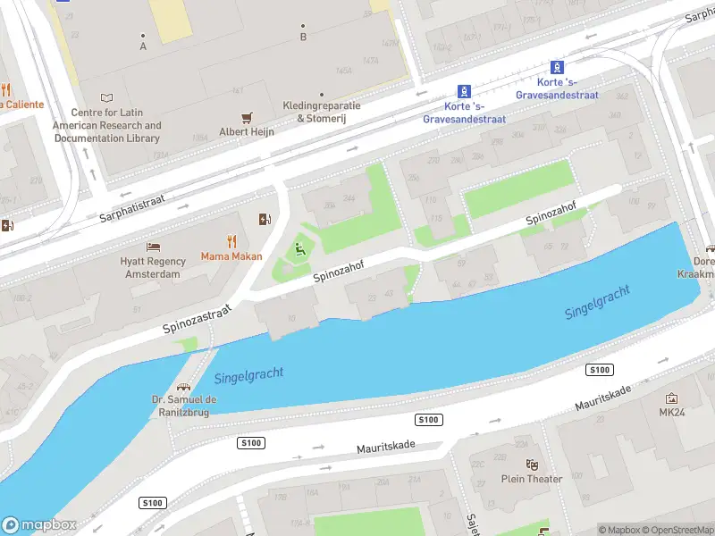 Ambulance met grote spoed naar de Spinozahof in Amsterdam