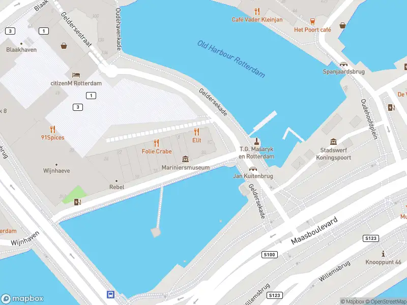 Ambulance met grote spoed naar de Wijnhaven in Rotterdam