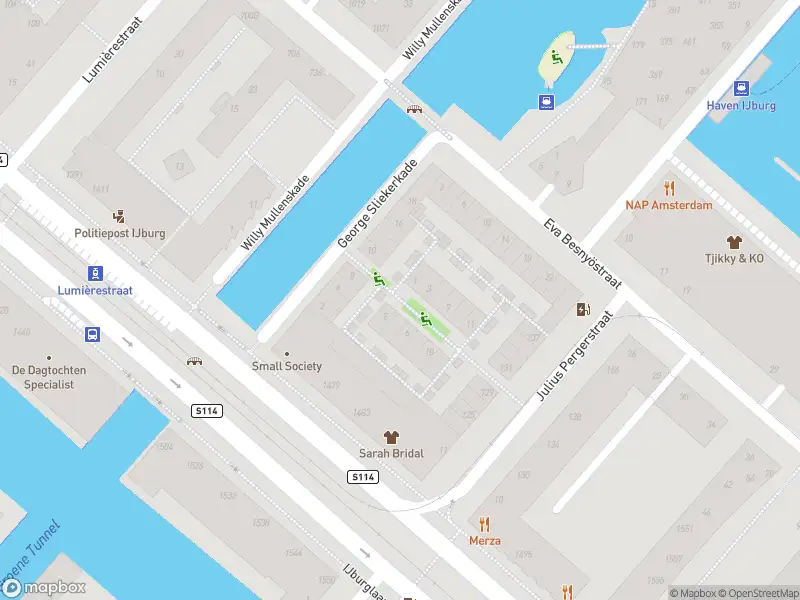 Ambulance met grote spoed naar de Aart Kleinhof in Amsterdam