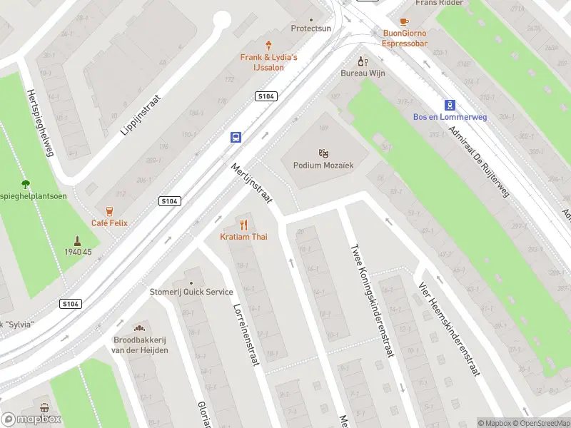 Ambulance met grote spoed naar de Karel Doormanstraat in Amsterdam