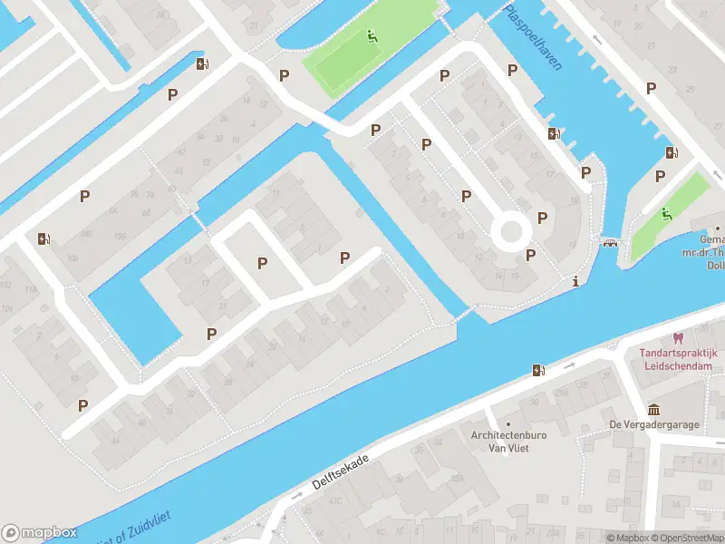 Ambulance met grote spoed naar de Dokter Perquinstraat in Leidschendam