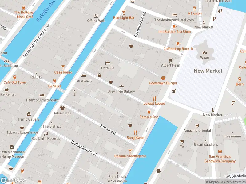 Ambulance met gepaste spoed naar de Barndesteeg in Amsterdam