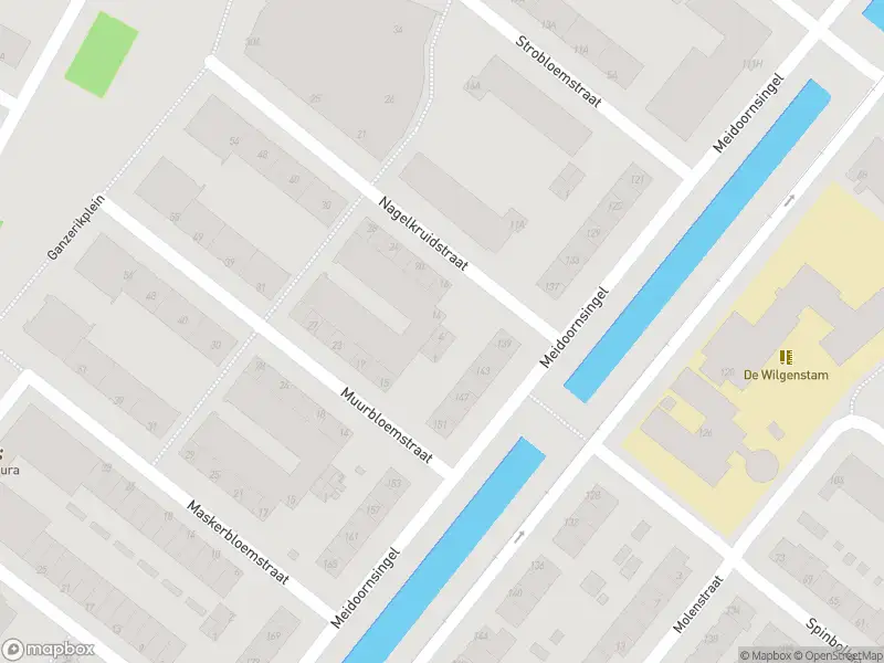 Ambulance met gepaste spoed naar de Nagelkruidstraat in Rotterdam