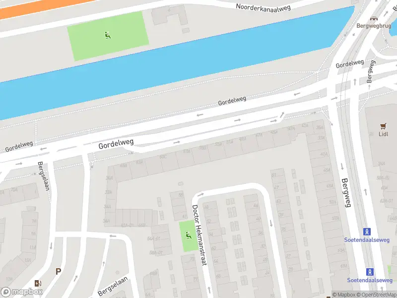 Ambulance met grote spoed naar de Gordelweg in Rotterdam