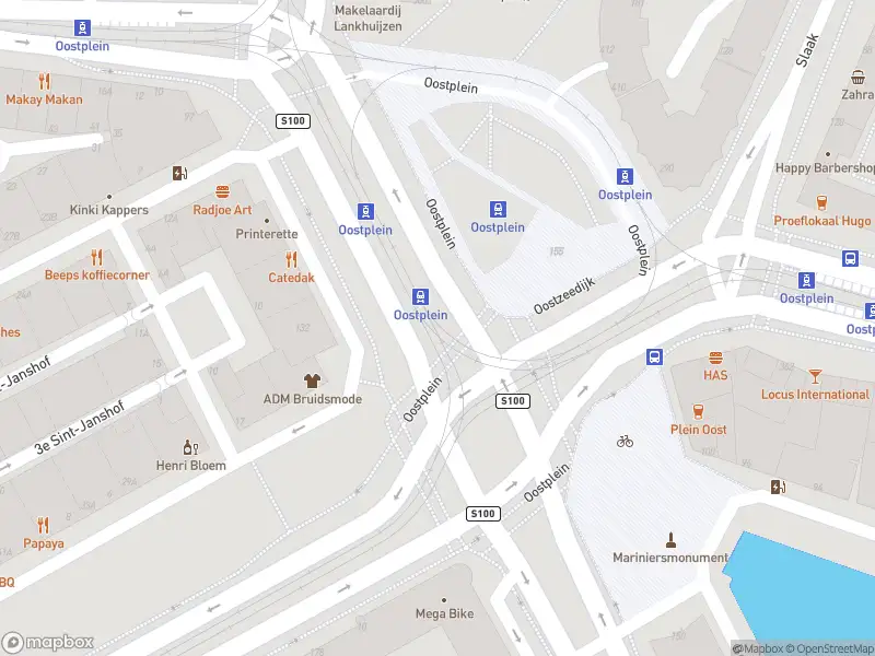 Ambulance met grote spoed naar de Oostplein in Rotterdam