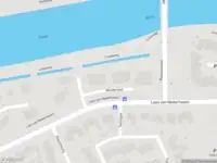 Ambulance met grote spoed naar de Muiderslot in Zwijndrecht