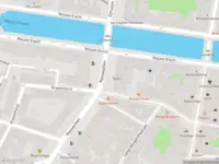 Ambulance met gepaste spoed naar de Nassauplein in Haarlem