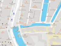 Ambulance met gepaste spoed naar de Grimburgwal in Amsterdam