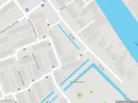 Ambulance met grote spoed naar de Elise van Calcarstraat in Leiden