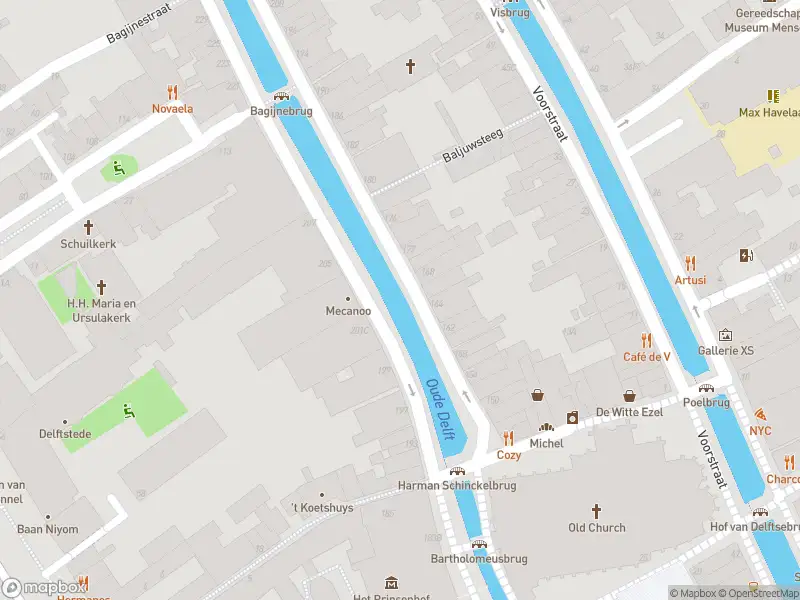 Ambulance met grote spoed naar de Dirklangendwarsstraat in Delft