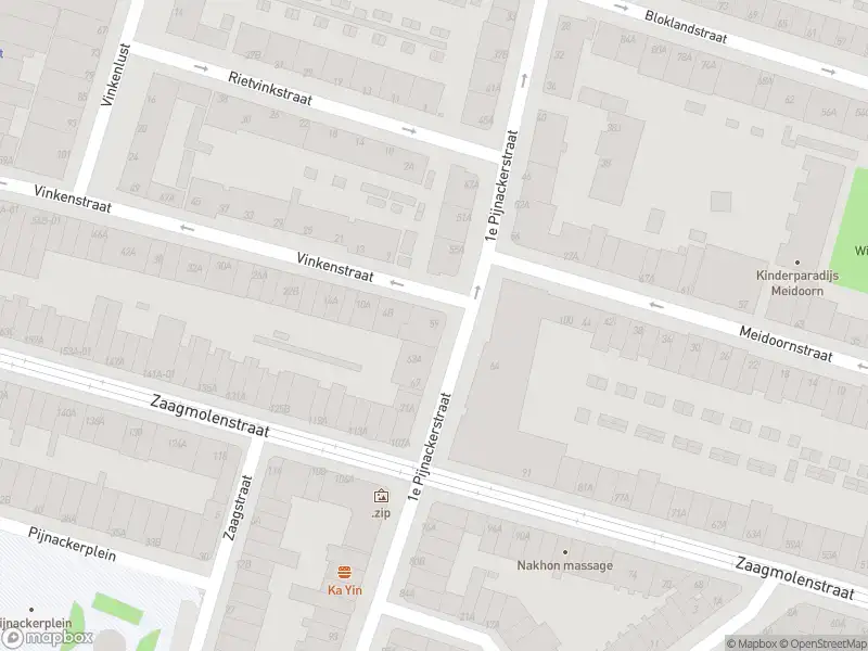 Ambulance met gepaste spoed naar de 1e Pijnackerstraat in Rotterdam