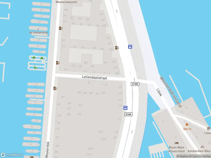 Ambulance met grote spoed naar de Leliendaalstraat in Amsterdam