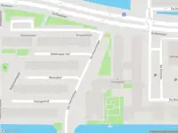 Ambulance met grote spoed naar de Krooswijkhof in Amsterdam