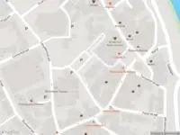 Brandweer met grote spoed naar de Raadhuisplein in Huissen vanwege voertuigbrand