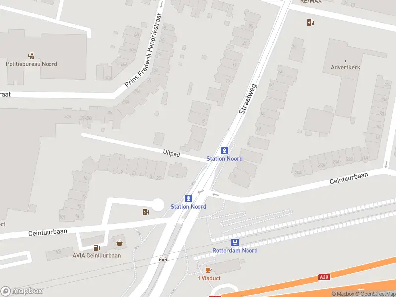 Ambulance met gepaste spoed naar de Straatweg in Rotterdam