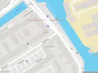 Brandweer en politie met grote spoed naar de Nieuwe Prinsenkade in Breda vanwege personen te water