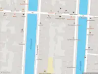 Ambulance met gepaste spoed naar de Hartenstraat in Amsterdam