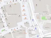 Ambulance met grote spoed naar de Coolsingel in Rotterdam