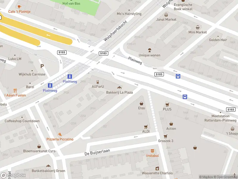 Ambulance met grote spoed naar de Pleinweg in Rotterdam