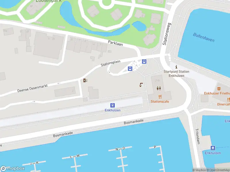 Ambulance met grote spoed naar de Stationsplein in Enkhuizen