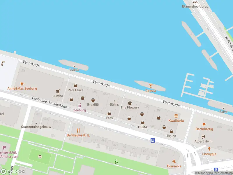 Ambulance met grote spoed naar de Veemkade in Amsterdam