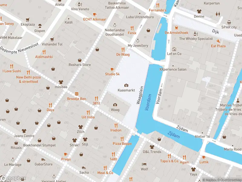 Ambulance met gepaste spoed naar de Waagplein in Alkmaar