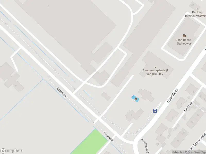 Ambulance met grote spoed naar de Lageweg in Maasdam