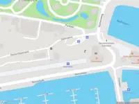 Ambulance met grote spoed naar de Stationsplein in Enkhuizen