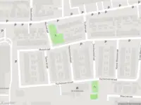 Brandweer met gepaste spoed naar de Houtwielenstraat in Leeuwarden vanwege een buitenbrand