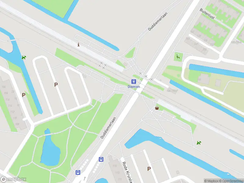 Ambulance met grote spoed naar de Dr. A.J.J. van Gemertplein in Diemen