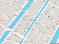 Ambulance met grote spoed naar de Oudezijds Voorburgwal in Amsterdam