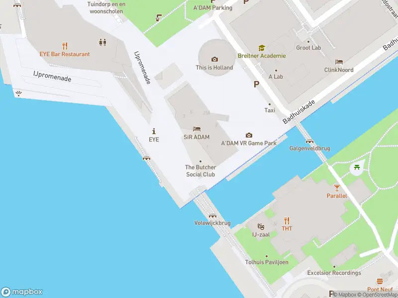 Ambulance met gepaste spoed naar de IJpromenade in Amsterdam