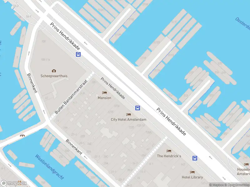 Ambulance met grote spoed naar de Kalkmarkt in Amsterdam