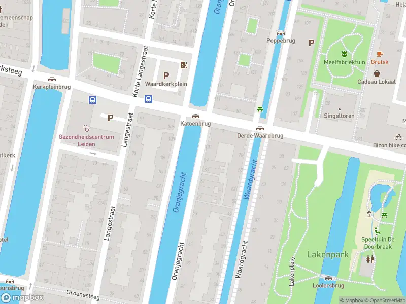 Ambulance met gepaste spoed naar de Waardgracht in Leiden