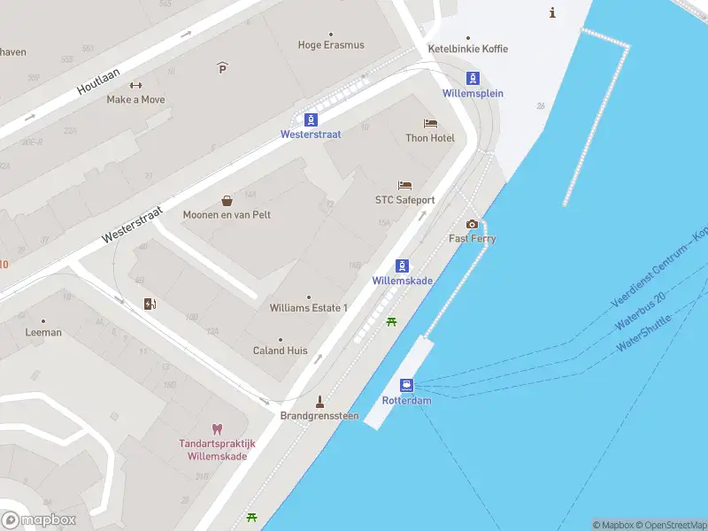 Ambulance met gepaste spoed naar de Willemskade in Rotterdam