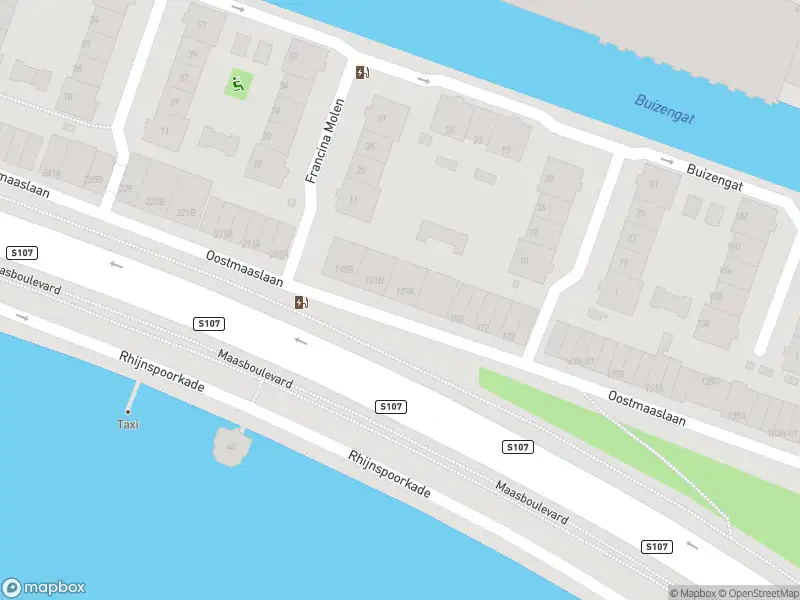 Ambulance met gepaste spoed naar de Oostmaaslaan in Rotterdam