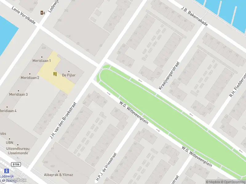 Ambulance met grote spoed naar de W.G. Witteveenplein in Rotterdam