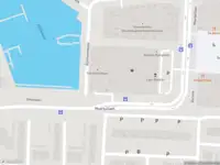 Ambulance met grote spoed naar de Rijnhavenkade in Alphen aan den Rijn